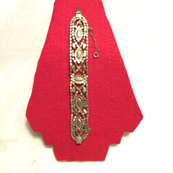 Antique Hattie Carnegie white milk glass beaded bracelet w/ safety chain - Picture 6 of 16